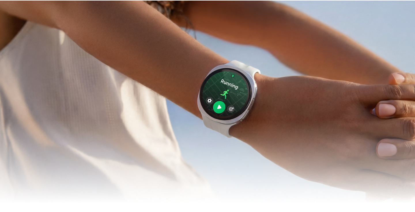 A picture of a woman with her arms stretched behind her wearing the Watch9 showing running in progress