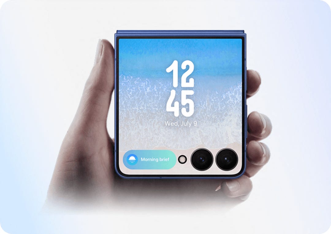 A hand holding the Z flip7 showing the bigger 6.5 inch cover screen